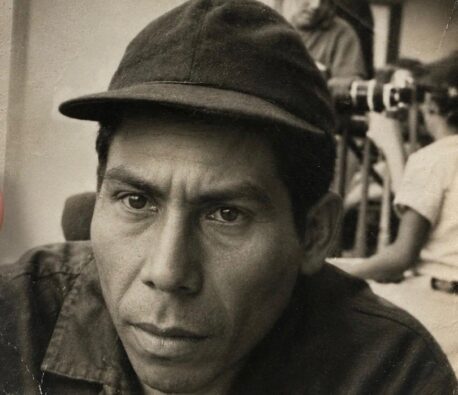 Primer plano de Emilio Vargas con gorra oscura, mirando a la cámara