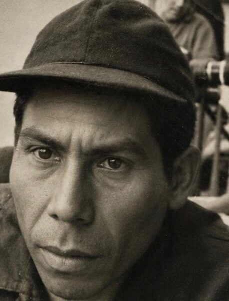 Primer plano de Emilio Vargas con gorra oscura, mirando a la cámara