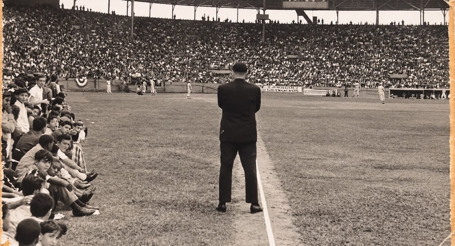 Un hombre de traje, de espaldas sobre la línea, ante un estadio lleno
