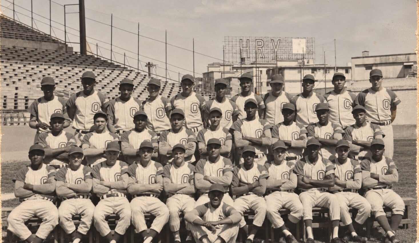 Foto de equipo: peloteros con la O en el uniforme, en tres filas
