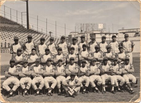Foto de equipo: peloteros con la O en el uniforme, en tres filas