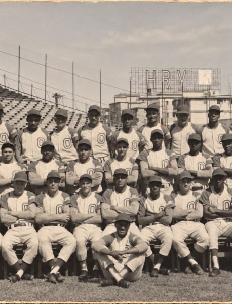 Foto de equipo: peloteros con la O en el uniforme, en tres filas